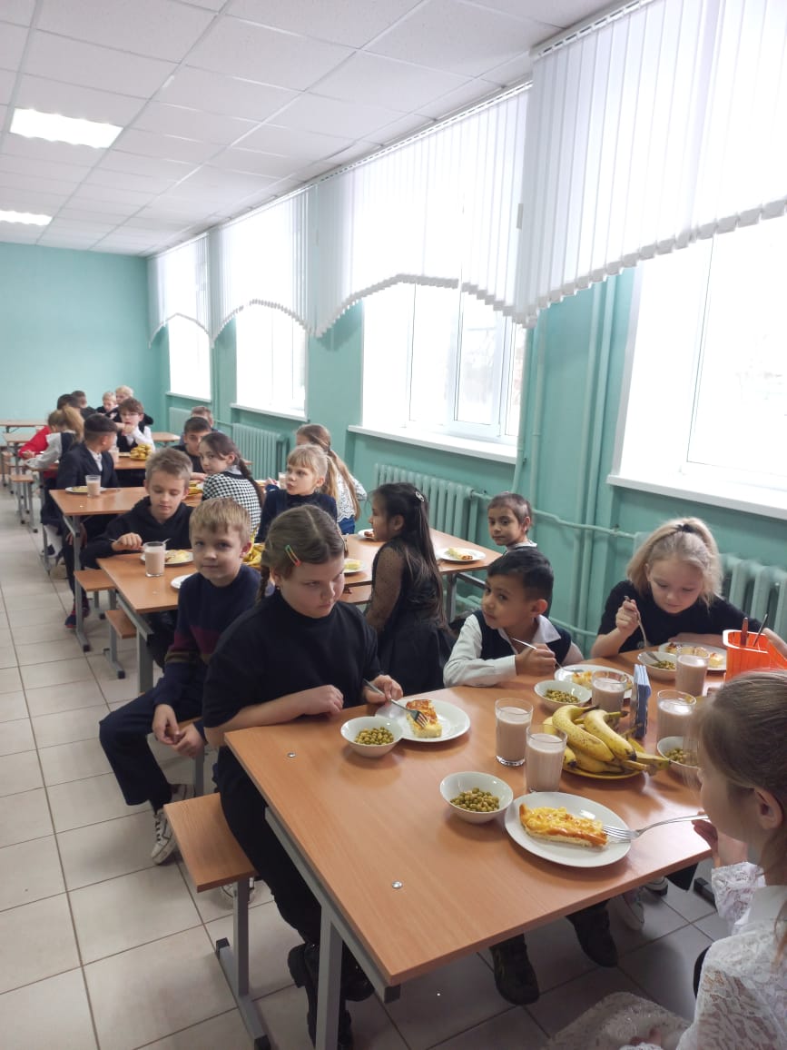 школьная столовая.